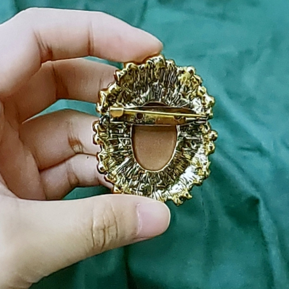 🔴 NWT! Antique Style Cameo Brooch - Picture 2 of 3